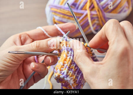 Jeune femme Knitting - Tricot inspiration est à votre portée Banque D'Images