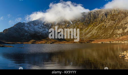 Hiver neige sur le pic de Moel Siabod, reflétée dans Llyn Foel au Parc National de Snowdonia, Pays de Galles Banque D'Images