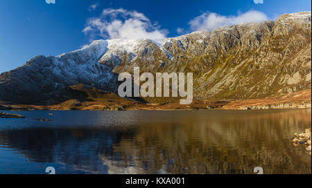 Hiver neige sur le pic de Moel Siabod, reflétée dans Llyn Foel au Parc National de Snowdonia, Pays de Galles Banque D'Images