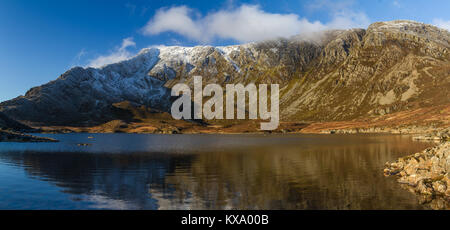 Hiver neige sur le pic de Moel Siabod, reflétée dans Llyn Foel au Parc National de Snowdonia, Pays de Galles Banque D'Images