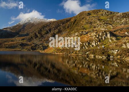 Hiver neige sur le pic de Moel Siabod, reflétée dans Llyn Foel au Parc National de Snowdonia, Pays de Galles Banque D'Images