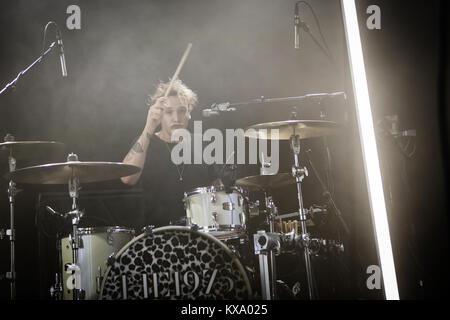 Le groupe de rock indépendant Anglais Le 1975 effectue un concert live au Danish Music Festival Festival 2014 Skanderborg / Smukfest. Ici le batteur et musicien George Daniel est représenté sur scène. Le Danemark, 09/08 2014. Banque D'Images