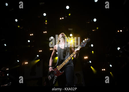 Le groupe de rock danois Le Blue Van effectue un concert live au Danish Music Festival Festival 2014 Skanderborg / Smukfest. Ici le bassiste et musicien Allan Villadsen est représenté sur scène. Le Danemark, 08/08 2014. Banque D'Images