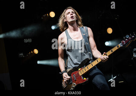 Le groupe de rock danois Le Blue Van effectue un concert live au Danish Music Festival Festival 2014 Skanderborg / Smukfest. Ici le bassiste et musicien Allan Villadsen est représenté sur scène. Le Danemark, 08/08 2014. Banque D'Images