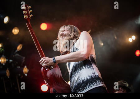 Le groupe de rock danois Le Blue Van effectue un concert live au Danish Music Festival Festival 2014 Skanderborg / Smukfest. Ici le guitariste et musicien Søren Christensen est représenté sur scène. Le Danemark, 08/08 2014. Banque D'Images