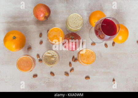 Mélange de jus de légumes et de fruits, des boissons saines sur table gris Banque D'Images