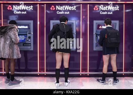 Londres, Royaume-Uni. 07Th Jan, 2018. Les Londoniens ont bravé le froid pour participer à la neuvième édition de l'événement sur le métro de Londres. Credit : Claire Doherty/Pacific Press/Alamy Live News Banque D'Images