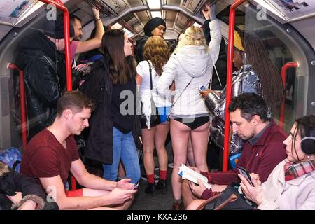 Londres, Royaume-Uni. 07Th Jan, 2018. Les Londoniens ont bravé le froid pour participer à la neuvième édition de l'événement sur le métro de Londres. Credit : Claire Doherty/Pacific Press/Alamy Live News Banque D'Images