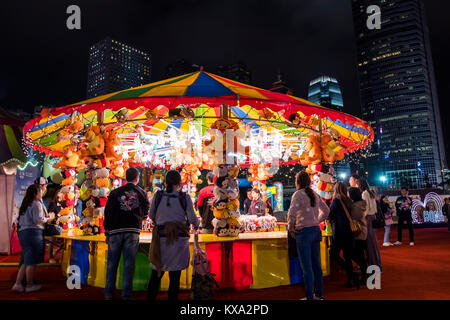 Central, Hong Kong - janvier 04, 2018 : Les gens de jouer aux jeux dans un grand carnaval dans le coeur de centre financier de l'Asie. Banque D'Images