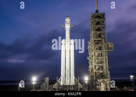 Le lanceur lourd Falcon SpaceX est préparé au complexe de lancement 39A au Centre spatial Kennedy le 28 décembre 2017 à Cape Canaveral, en Floride. L'énorme rocket est la fusée la plus puissante jamais conçue et lancera sur un vol de démonstration avant la fin de ce mois de janvier. Banque D'Images