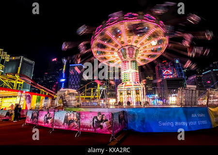 Central, Hong Kong - janvier 04, 2018 : Les gens de jouer aux jeux dans un grand carnaval dans le coeur de centre financier de l'Asie. Banque D'Images