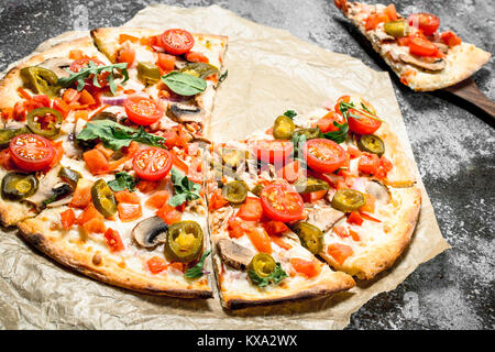 Pizza mexicaine avec des piments. Sur un fond rustique. Banque D'Images