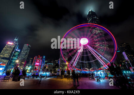 Central, Hong Kong - janvier 04, 2018 : Les gens ride grande roue en face de Hong Kong Quartier d'affaires de nuit Banque D'Images