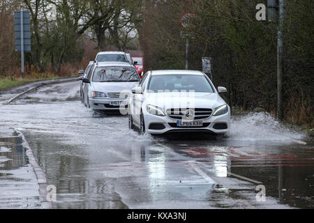Les voitures roulent à travers l'eau d'inondation sur mountsorrel lane Banque D'Images