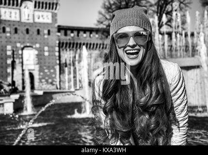 Redécouvrir les choses tout le monde aime à Milan. Portrait of happy voyageur moderne femme à Milan, Italie Banque D'Images