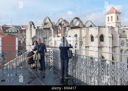 Vue sur les toits de Lisbonne, Portugal à partir de l'ascenseur de Santa Justa ou santa juste un ascenseur qui a été construit en 1902 pour relier les rues plus bas Banque D'Images