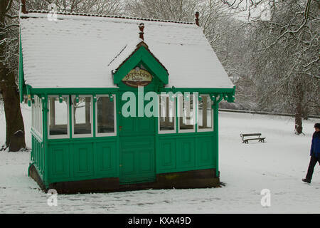 Cabane en bois vert sur la colline de Montpelllier, Harrogate, North Yorkshire, Angleterre, Royaume-Uni. Banque D'Images