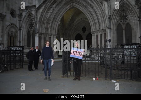 Ciaron O'Reilly est titulaire d'une bannière à l'appui de l'appel de l'amour Lauri contre l'extradition vers les USA, est en attente d'amour Lauri la décision de la cour Banque D'Images