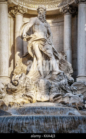 La fontaine de Trevi est une fontaine dans le quartier de Trevi à Rome, Italie, conçu par l'architecte italien Nicola Salvi et achevé par Pietro Bracci. Banque D'Images