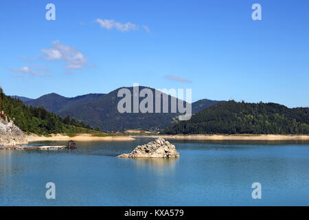 Le lac de Zaovine sur Tara mountain nature paysage Banque D'Images