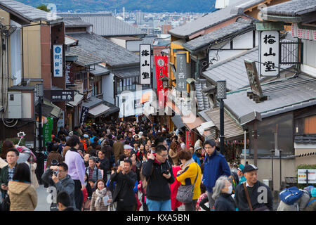 Les rues animées du quartier Higashiyama de Kyoto, au Japon. Banque D'Images