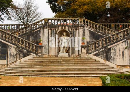 Escalier majestueux dans un jardin botanique à Lisbonne, Portugal Banque D'Images