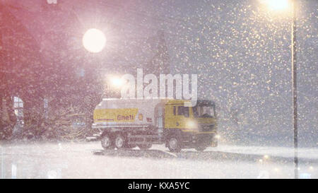 Le camion-citerne d'essence est tombé dans une tempête de neige Banque D'Images
