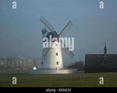 Le moulin sur Lytham Green entouré de brume Banque D'Images