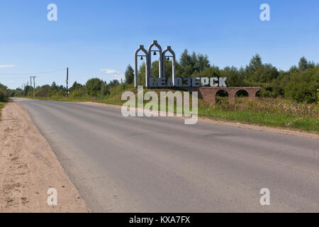 Belozersk, Vologda Region, Russie - le 10 août 2015 : la stèle à l'entrée de la ville Belozersk, Vologda Region Banque D'Images