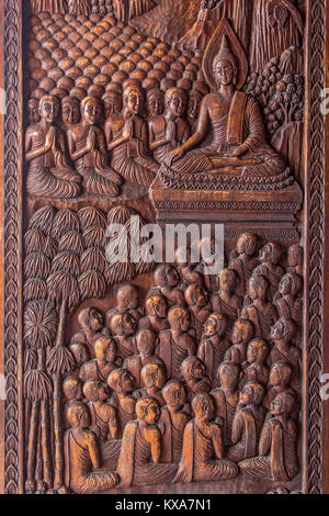 L'image de la vie du Bouddha est sculpté sur la porte d'entrée du temple bouddhiste Asokaram, Thaïlande. Banque D'Images