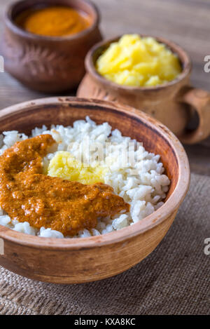 Bol de riz avec sauce au beurre indien et le ghee beurre clarifié Banque D'Images