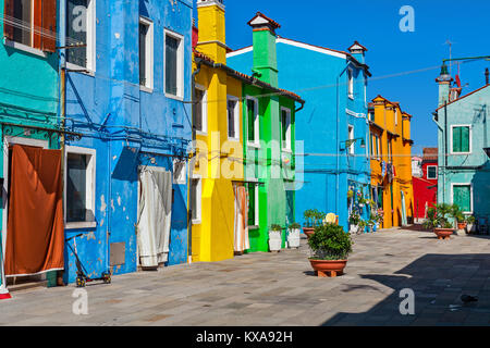 Vieilles maisons peintes en jaune, bleu, vert et orange, couleurs vibrantes en Burano, Italie. Banque D'Images