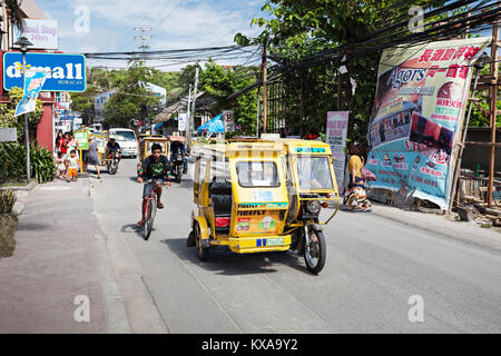 BORACAY, PHILIPPINES - 04 mars : Tricycle sur la rue, le 04 mars, 2013, Boracay, Philippines. Tricycles motorisés sont un moyen courant de tra Banque D'Images