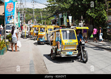 BORACAY, PHILIPPINES - 04 mars : Tricycle sur la rue, le 04 mars, 2013, Boracay, Philippines. Tricycles motorisés sont un moyen courant de tra Banque D'Images