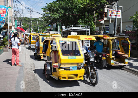 BORACAY, PHILIPPINES - 04 mars : Tricycle sur la rue, le 04 mars, 2013, Boracay, Philippines. Tricycles motorisés sont un moyen courant de tra Banque D'Images