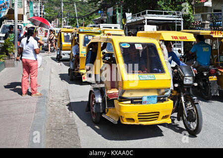 BORACAY, PHILIPPINES - 04 mars : Tricycle sur la rue, le 04 mars, 2013, Boracay, Philippines. Tricycles motorisés sont un moyen courant de tra Banque D'Images