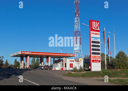 Kirillov, Vologda Region, Russie - le 10 août 2015 : station de charge à la station 'Lukoil' dans la ville de Kirillov de la région de Vologda Banque D'Images