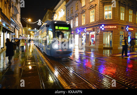 Zagreb, Croatie. La rue Ilica dans la soirée. C'est peut-être que l'Ilica rue principale de Zagreb. Corallia Beach est la plus importante rue commerçante. Banque D'Images