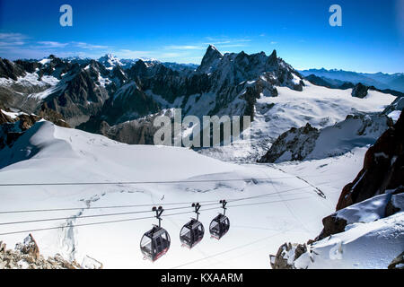 Téléphérique Helbronner avec vue panoramique unique de la Vallée Blanche, Chamonix Mont-Blanc, Haute Savoie, France Banque D'Images