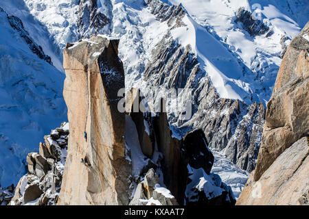 Deux alpinistes climbing rock pilier ci-dessous dans l'Aiguille du Midi, 74000 Chamonix Mont-Blanc, Haute Savoie, France Banque D'Images
