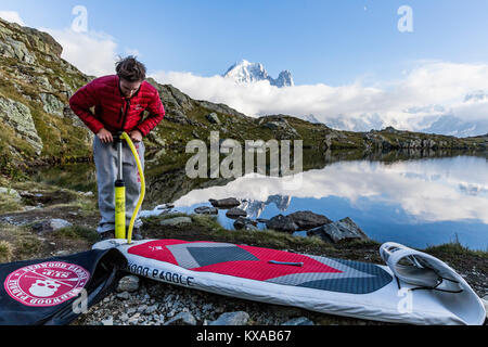 Son gonflage pagayeur stand up paddle board à Chamonix Mont Blanc, Chamonix Mont Blanc, Haute Savoie, France Banque D'Images