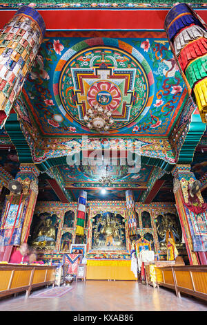 Katmandou, Népal - MARS 01 : l'intérieur de temple bouddhiste près de stupa Boudhanath le 01 mars 2014, Katmandou, Népal Banque D'Images