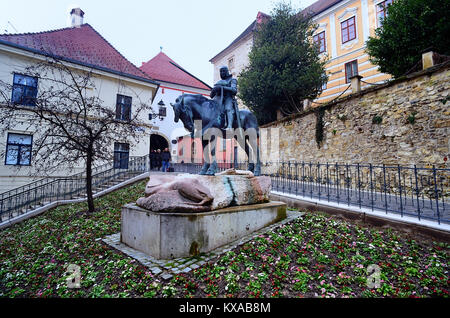 Zagreb, Croatie. La pierre porte (Kamenita Vrata) et l'Equestrian statue de bronze de Saint Georges et le Dragon sur 81, ulica (rue). La porte de pierre est l'accès à la ville haute (Gornji Grad). La statue est une œuvre de sculpteurs autrichien Arthur dévidoir et Andreas Kompatscher. Banque D'Images