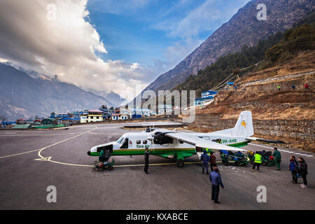 LUKLA, NÉPAL - 13 mars : l'aéroport de Lukla est un point de départ de l'Everest trek le 13 mars 2014, Lukla, Népal Banque D'Images