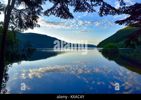 Les nuages reflétant sur le lac Vyrnwy, Powys, Wales, Royaume-Uni Banque D'Images