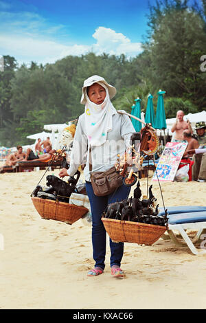 PATONG BEACH, THAÏLANDE - 01 janvier : Hawking est un moyen de subsistance, populaire pour les pauvres de Thaïlande. Une dame vend des souvenirs le Janvier 01, 2013 le long de la fa Banque D'Images