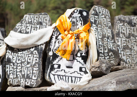 Un monument bouddhiste sur le chemin de l'Everest Camp de Base. Mani murs avec des mantras, un stupa et les drapeaux de prières. En soirée, vous serez récompensé avec de délicieux plats népalais autour de la salle à manger le feu tout en sirotant du thé Sherpa et discuter avec d'autres voyageurs. Banque D'Images