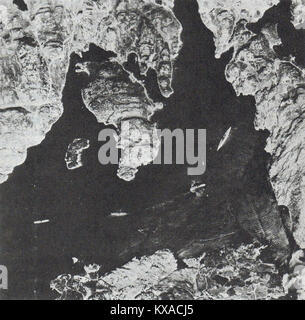 La reconnaissance aérienne photo montrant Bismarck ancré (sur la droite) en Norvège, cuirassé Bismarck, la reconnaissance aérienne photo prise par le lieutenant Michael Suckling le 21 mai 1941 en Norvège. Bismarck a été le premier des deux cuirassés de la classe Bismarck construit pour l'Allemagne nazie's Kriegsmarine. Nommé af Banque D'Images