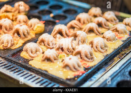 Décisions par Takoyaki big squid marché flottant. Banque D'Images