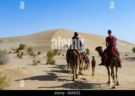 Les touristes monter sur des chameaux, de chameau, le désert de Wadi Rum, près de Matinabad,Iran Banque D'Images